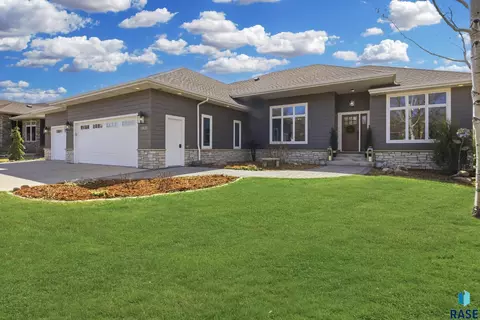 1805 S Copper Crest Cir, Sioux Falls, SD 57110