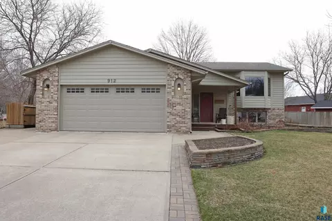 912 S Parkview Blvd, Brandon, SD 57005