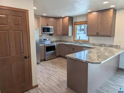 603 W 3rd St, Dell Rapids, SD 57022 photo 4