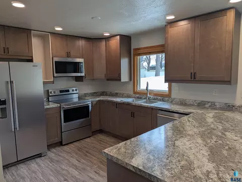 603 W 3rd St, Dell Rapids, SD 57022 photo 6