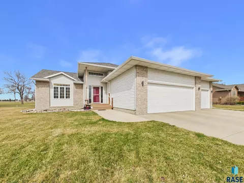 606 Par Tee Dr, Hartford, SD 57033