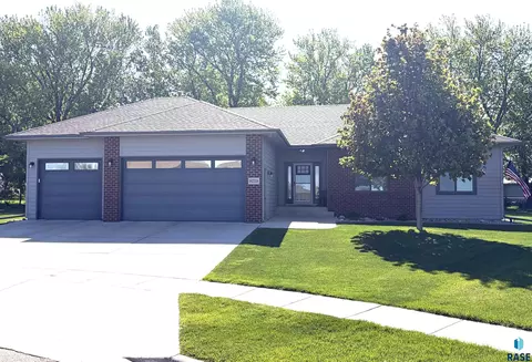 5725 E Meadow Oak Cir, Sioux Falls, SD 57110