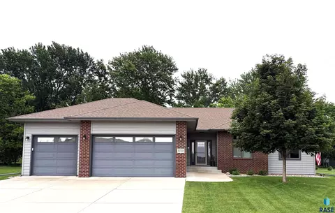 5725 E Meadow Oak Cir, Sioux Falls, SD 57110