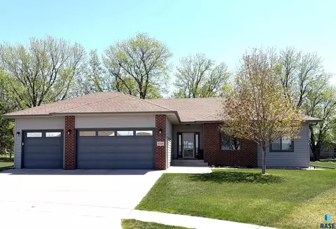 5725 E Meadow Oak Cir, Sioux Falls, SD 57110