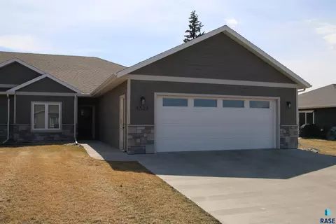 4528 Graceland Pl, Sioux Falls, SD 57106