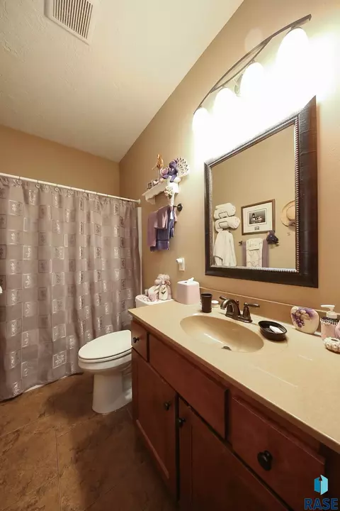 Bath - 4501 E Kearney Pl, Sioux Falls, SD 57110 photo 2 of 2