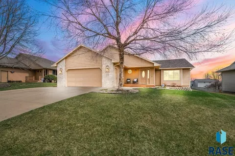 208 N Dewberry Ave, Sioux Falls, SD 57110