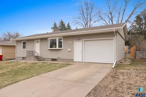 704 S Bahnson Ave, Sioux Falls, SD 57105