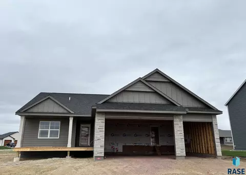913 S Country Club Ave, Brandon, SD 57005