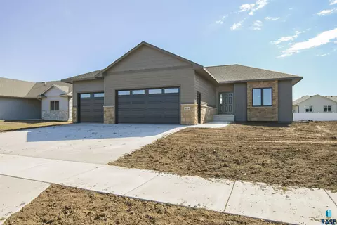 818 Almond Ave, Harrisburg, SD 57032