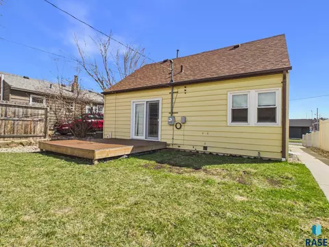 Exterior - 2425 S Duluth Ave, Sioux Falls, SD 57105 photo 4 of 8