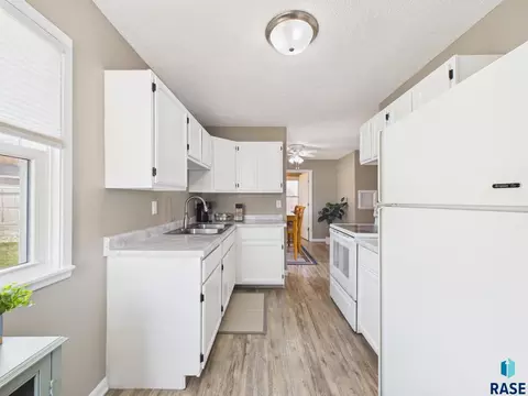 Kitchen - 2425 S Duluth Ave, Sioux Falls, SD 57105 photo 2 of 3