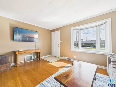 Living - 2425 S Duluth Ave, Sioux Falls, SD 57105 photo 2 of 3