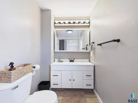Bath - 2425 S Duluth Ave, Sioux Falls, SD 57105 photo 1 of 2