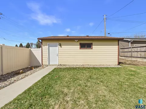 Exterior - 2425 S Duluth Ave, Sioux Falls, SD 57105 photo 7 of 8