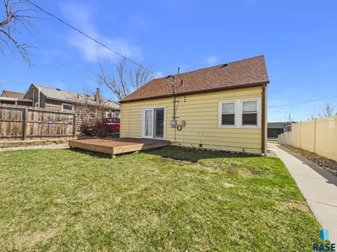 Exterior - 2425 S Duluth Ave, Sioux Falls, SD 57105 photo 3 of 8