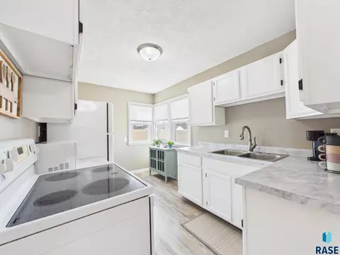 Kitchen - 2425 S Duluth Ave, Sioux Falls, SD 57105 photo 1 of 3