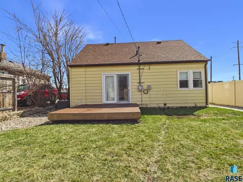 Exterior - 2425 S Duluth Ave, Sioux Falls, SD 57105 photo 5 of 8
