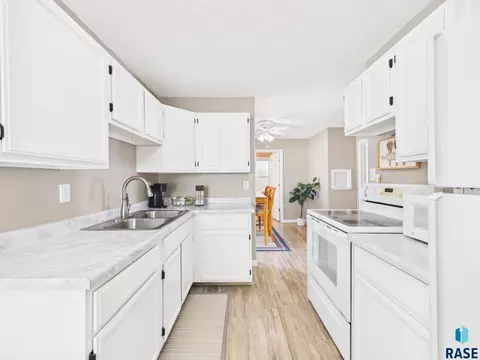 Kitchen - 2425 S Duluth Ave, Sioux Falls, SD 57105 photo 3 of 3