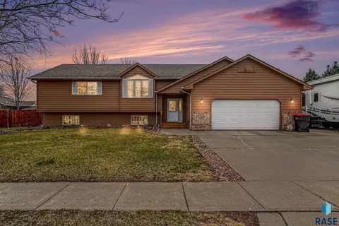 301 W River Oak St, Brandon, SD 57005