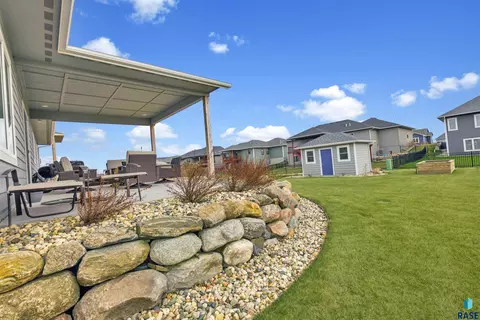 Exterior - 6600 E Fieldview St, Sioux Falls, SD 57110 photo 5 of 12