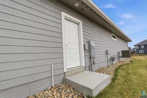 Exterior - 6600 E Fieldview St, Sioux Falls, SD 57110 photo 4 of 12