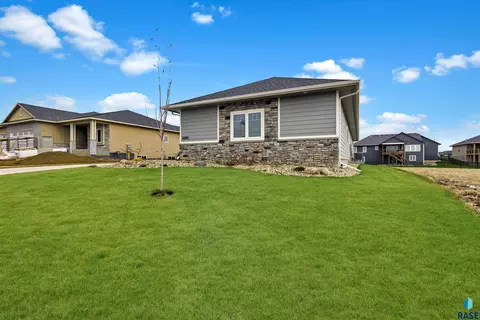 Exterior - 6600 E Fieldview St, Sioux Falls, SD 57110 photo 3 of 12