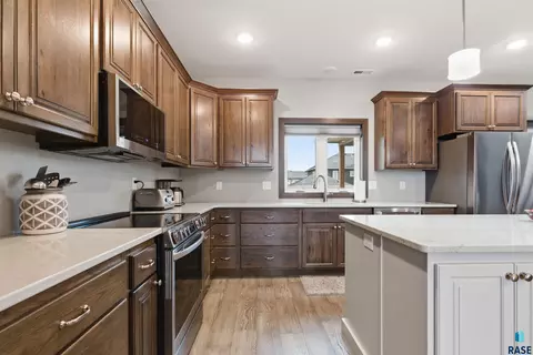 Kitchen - 6600 E Fieldview St, Sioux Falls, SD 57110 photo 3 of 3