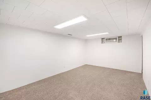 321 N Olive Ave, Madison, SD 57042 photo 19