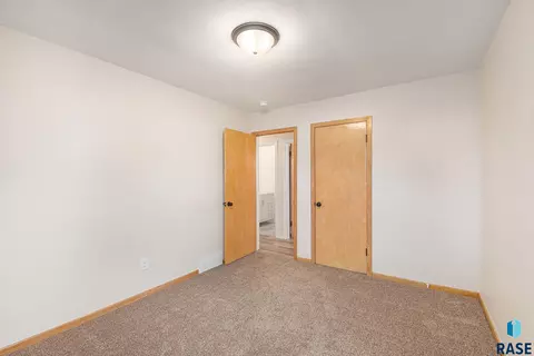 321 N Olive Ave, Madison, SD 57042 photo 15