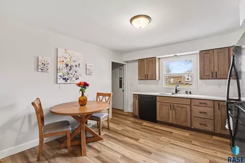 321 N Olive Ave, Madison, SD 57042 photo 8