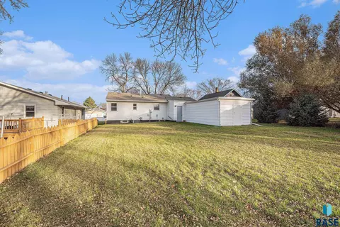 321 N Olive Ave, Madison, SD 57042 photo 27