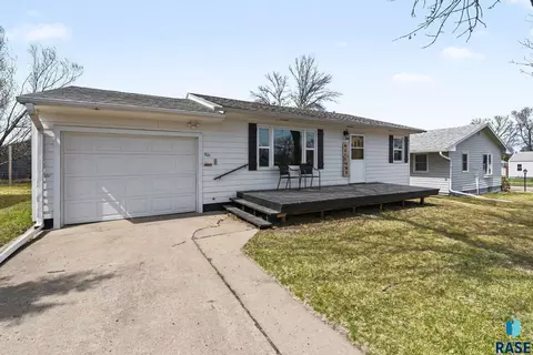 321 N Olive Ave, Madison, SD 57042 photo 3