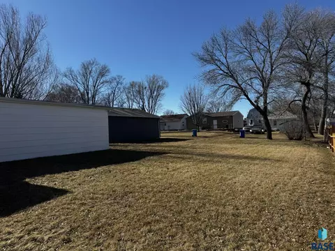 321 N Olive Ave, Madison, SD 57042 photo 28