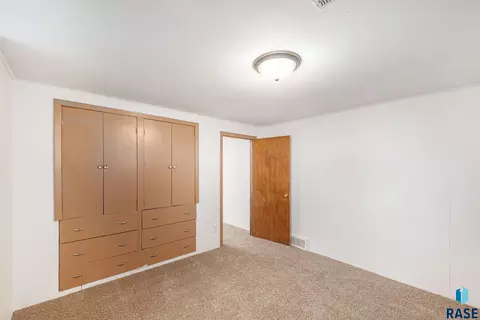 321 N Olive Ave, Madison, SD 57042 photo 24