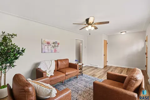 321 N Olive Ave, Madison, SD 57042 photo 7