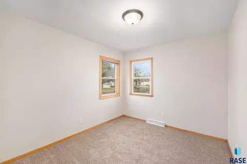 321 N Olive Ave, Madison, SD 57042 photo 14