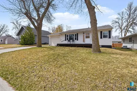 321 N Olive Ave, Madison, SD 57042 photo 2