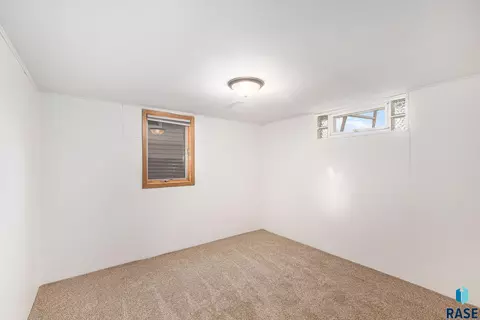 321 N Olive Ave, Madison, SD 57042 photo 20