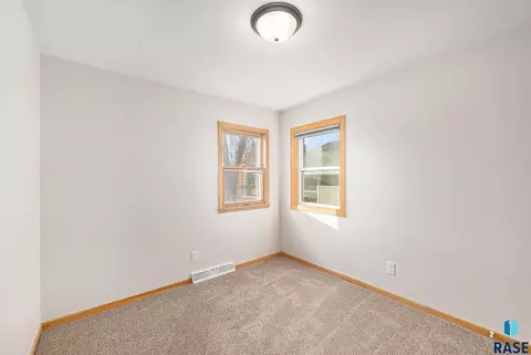 321 N Olive Ave, Madison, SD 57042 photo 12