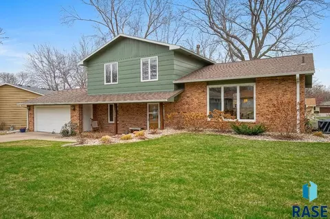 5809 W Bristol Dr, Sioux Falls, SD 57106
