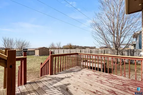 Exterior - 3905 W 93rd St, Sioux Falls, SD 57108 photo 4 of 10