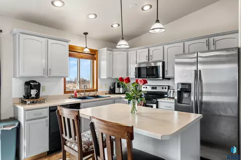 Kitchen - 3905 W 93rd St, Sioux Falls, SD 57108 photo 2 of 4