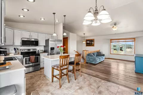 Kitchen - 3905 W 93rd St, Sioux Falls, SD 57108 photo 3 of 4