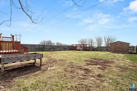 Exterior - 3905 W 93rd St, Sioux Falls, SD 57108 photo 5 of 10