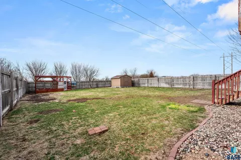 Exterior - 3905 W 93rd St, Sioux Falls, SD 57108 photo 8 of 10
