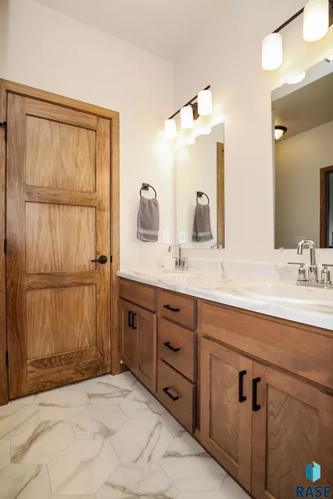 Bath - 2502 E Copalis Pl, Sioux Falls, SD 57108 photo 2 of 3