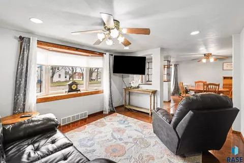 119 S Blanche Ave, Madison, SD 57042 photo 6