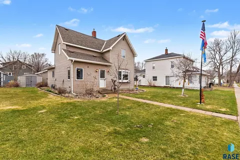 119 S Blanche Ave, Madison, SD 57042 photo 2