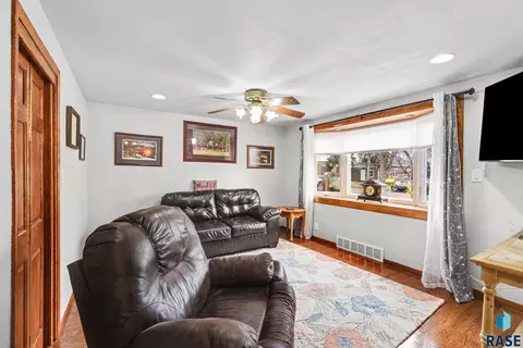 119 S Blanche Ave, Madison, SD 57042 photo 7